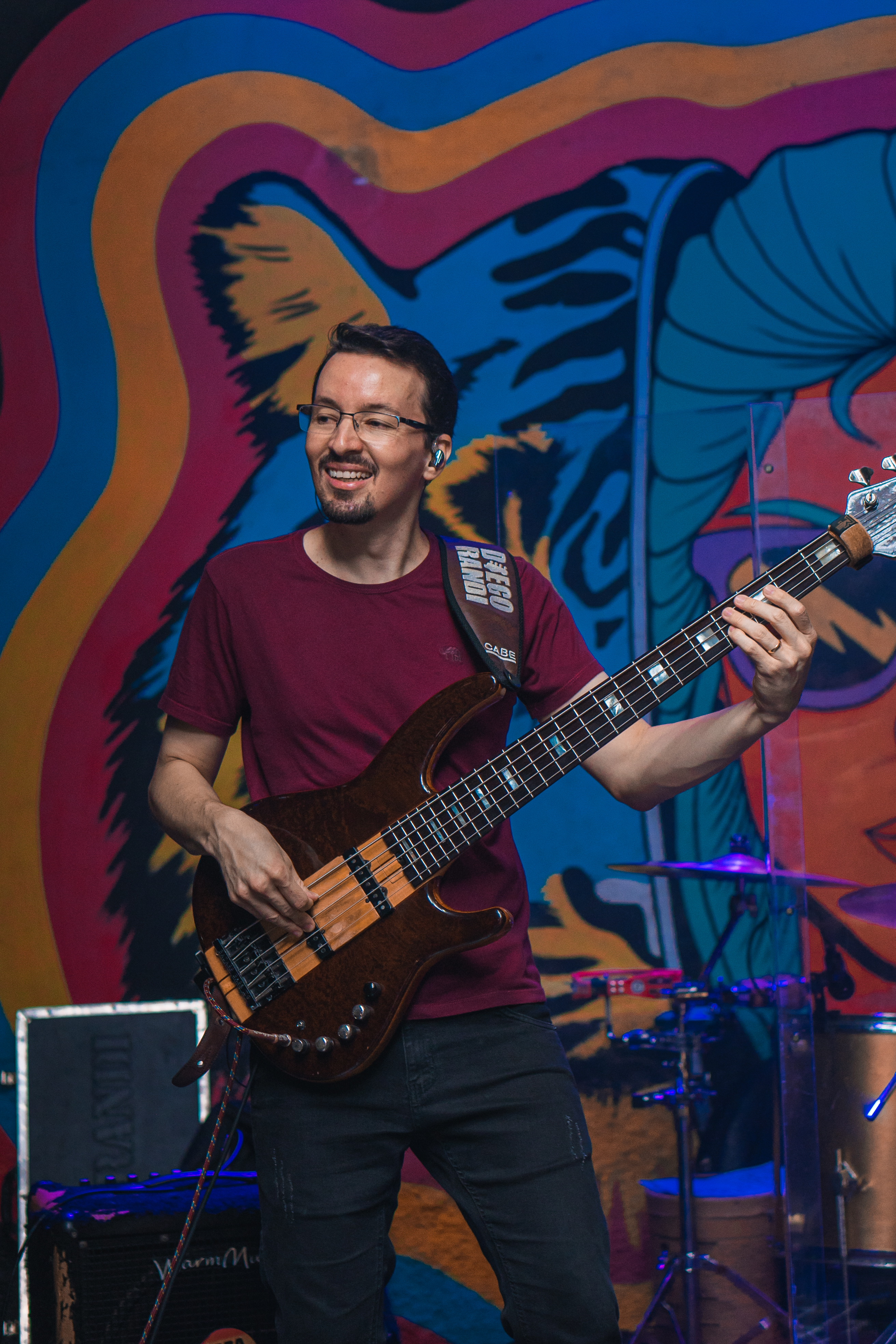 Diego Randi tocando contrabaixo no palco