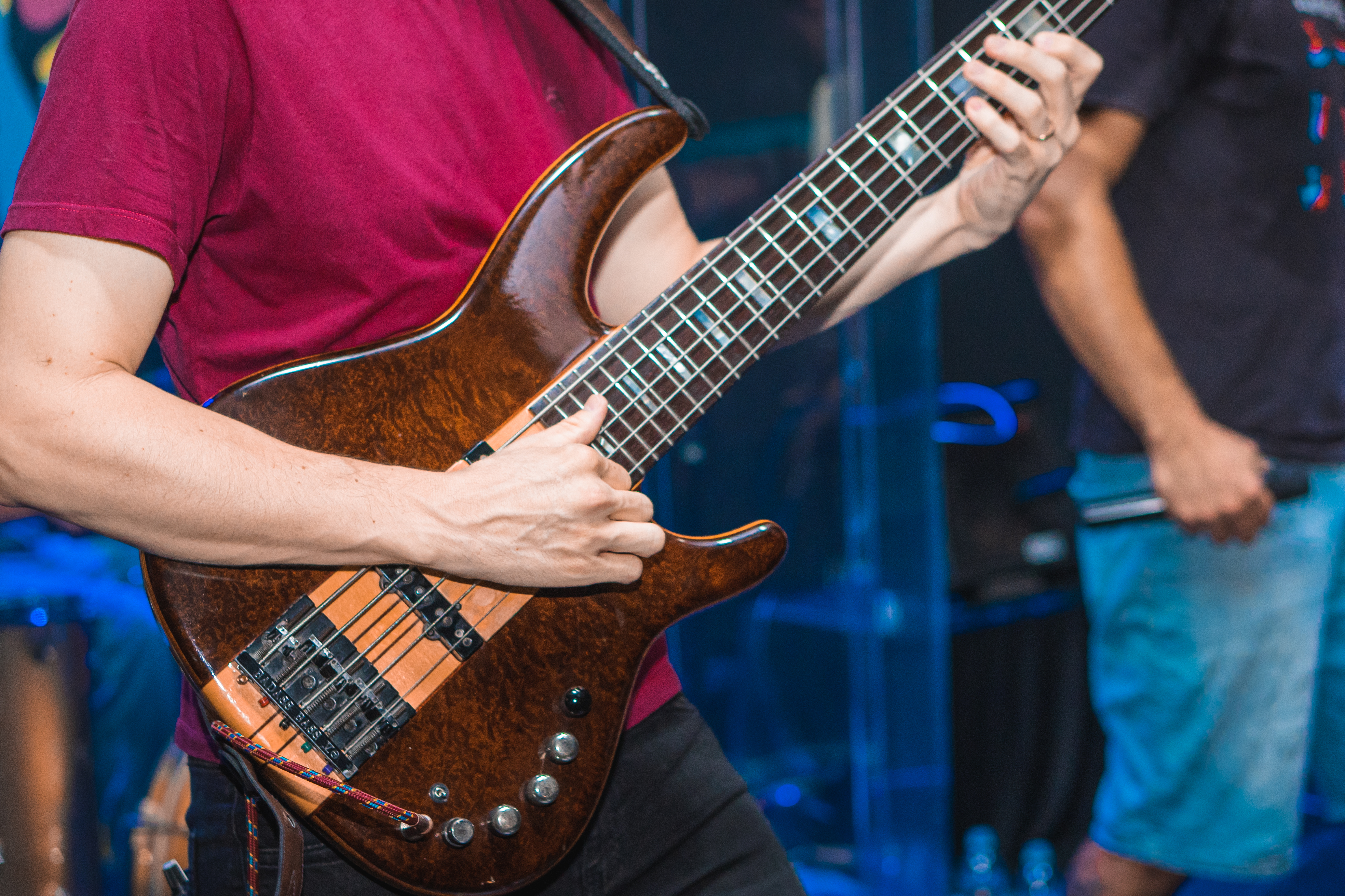 Diego Randi tocando Slap no contrabaixo